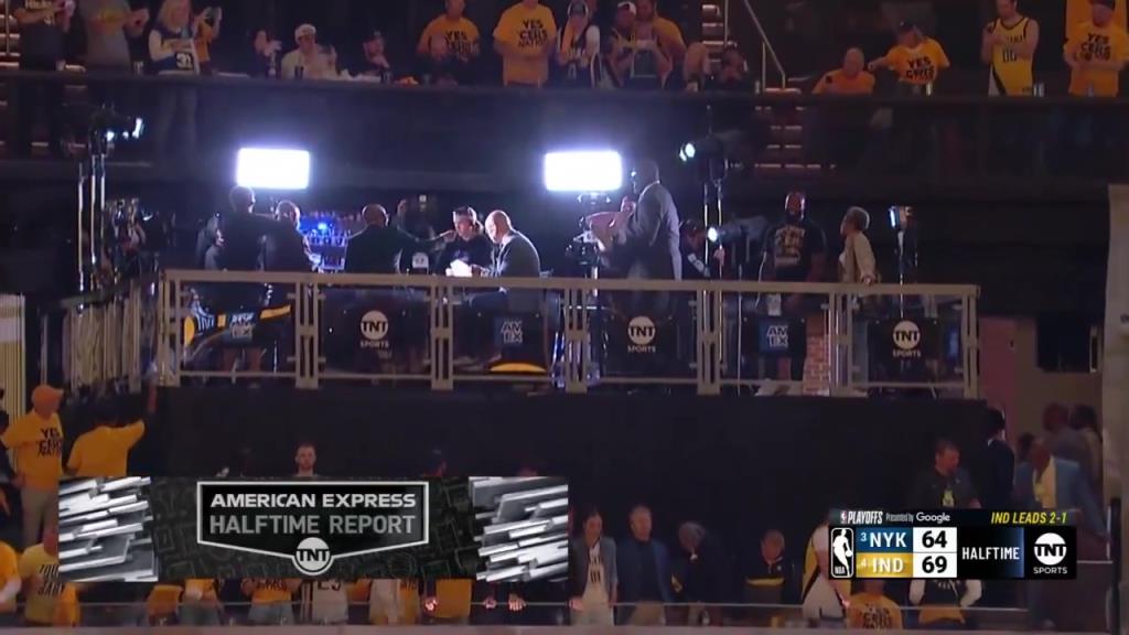 啊？轉(zhuǎn)播鏡頭給到解說看臺，奧尼爾居然抱著一個人在彎舉