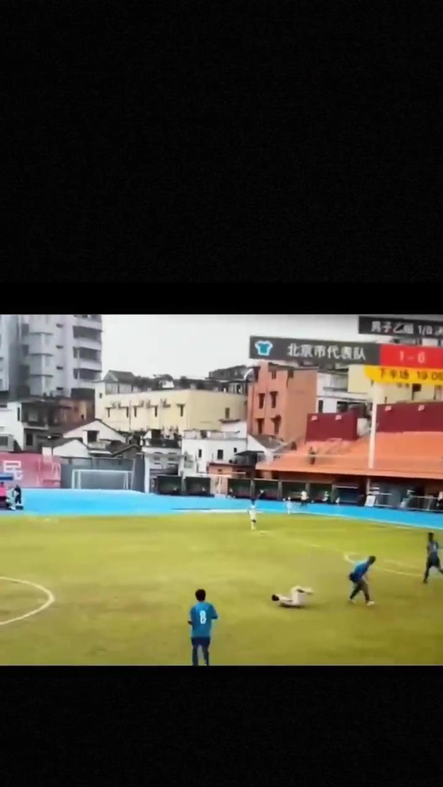 太可怕了！全運(yùn)會(huì)驚現(xiàn)殺人足球，球員將對(duì)手直接踢骨折