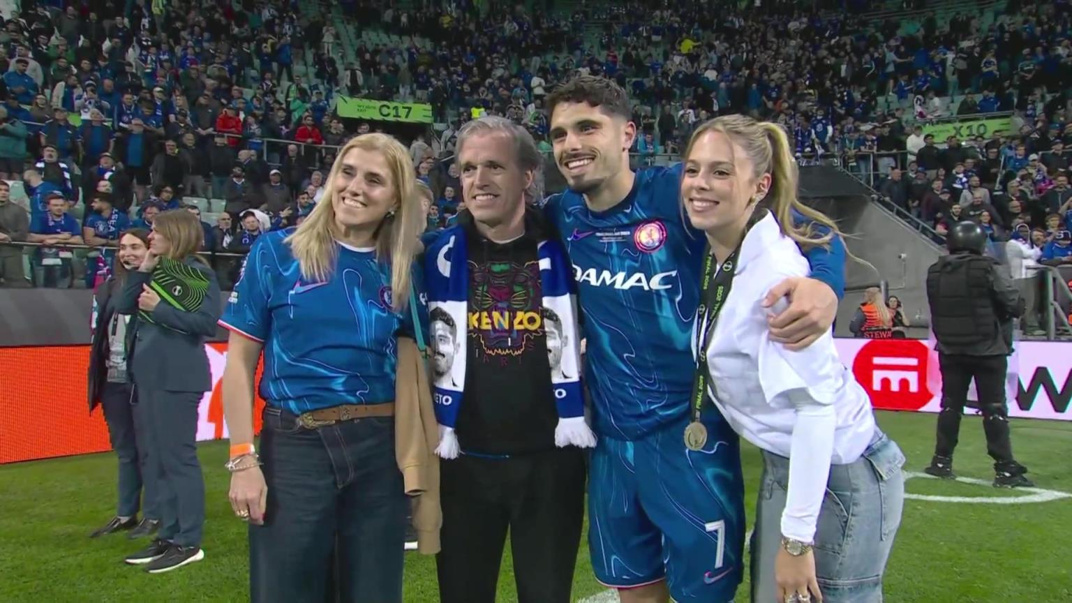 內(nèi)托好福氣！奪冠后高顏值女友來(lái)合照，身材相當(dāng)哇塞！