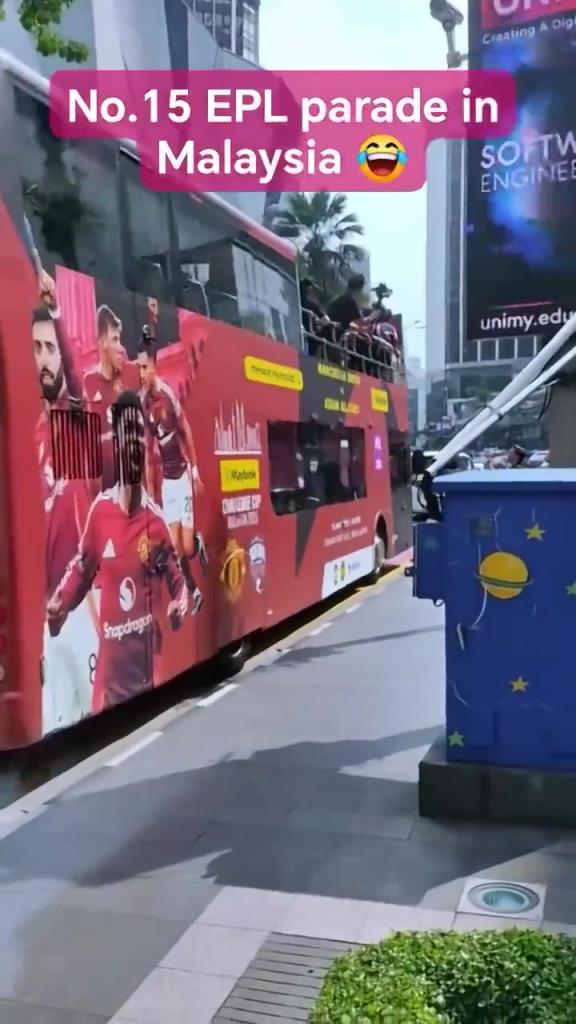 游街示眾？曼聯(lián)在馬來(lái)西亞街頭大巴游行，球迷笑噴