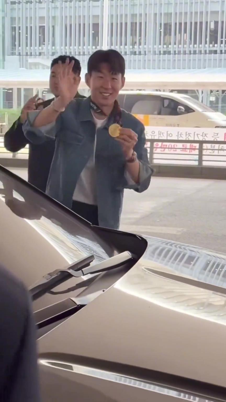 衣錦還鄉(xiāng)！孫興慜返回韓國(guó)，眾多女球迷讓其把歐聯(lián)獎(jiǎng)牌戴上