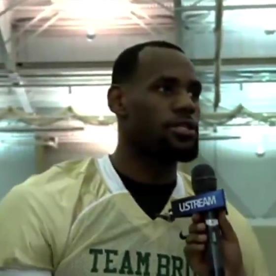 哥兩個(gè)還會(huì)這個(gè)啊？11年NBA停擺期間老詹和阿杜組隊(duì)玩橄欖球