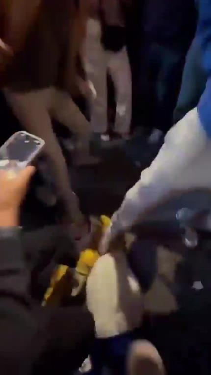 驚！尼克斯大勝步行者后，哈利伯頓遭主場(chǎng)球迷群毆