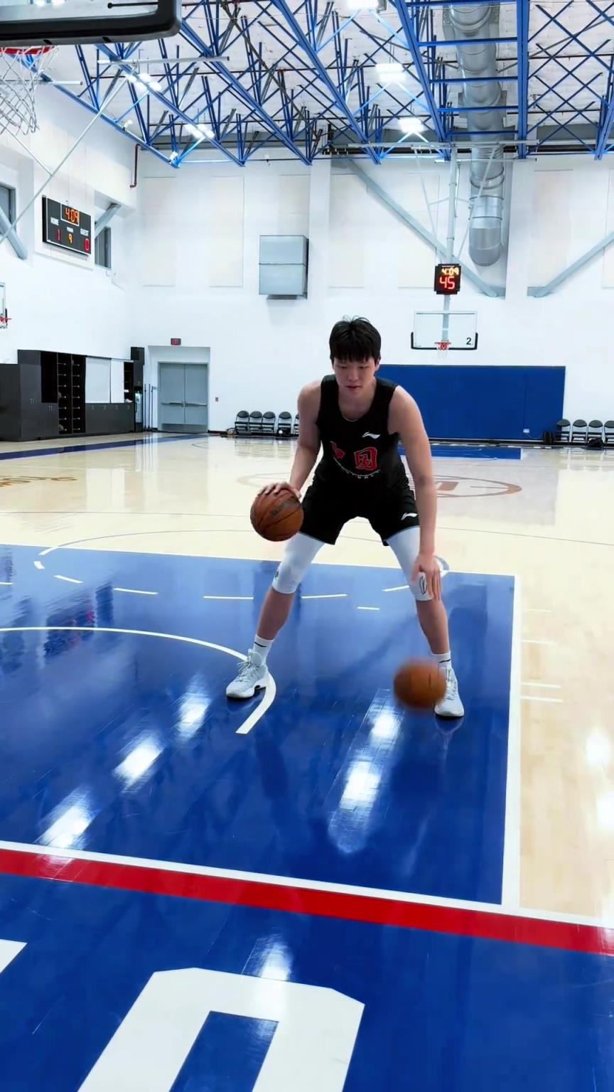 楊瀚森今日份訓(xùn)練！這個左右手運球協(xié)調(diào)性真不錯