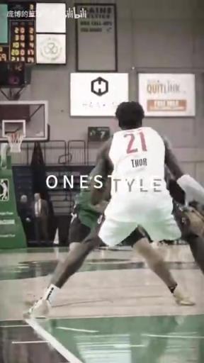 正統(tǒng)美式后衛(wèi)！JD戴維森炒菜后低手合球，對抗上籃打進！