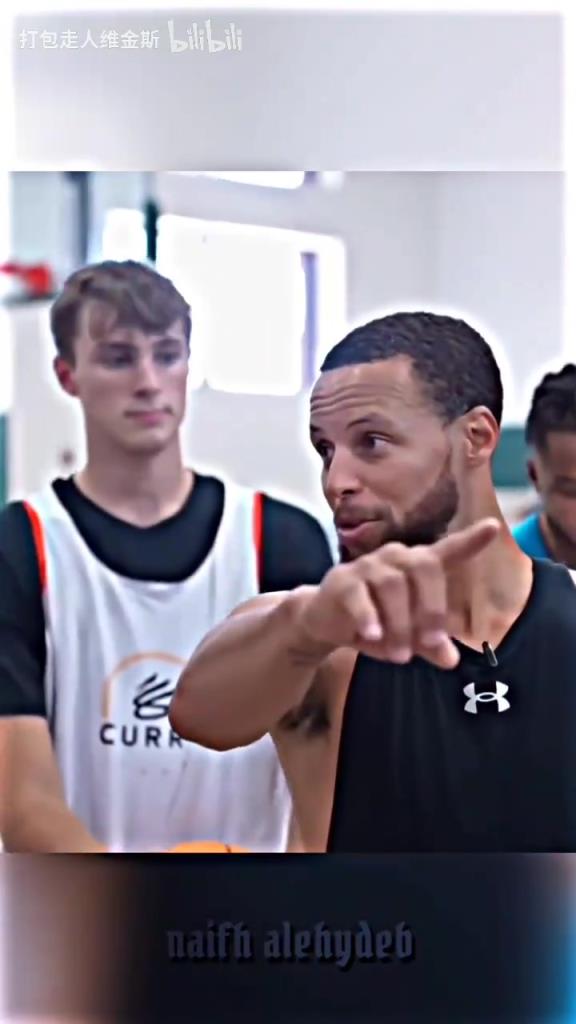 庫里：其實這個暴扣是我教的！當(dāng)弗拉格出現(xiàn)在庫里的訓(xùn)練營！