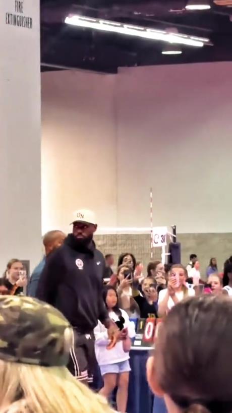 什么是巨星啊！詹姆斯現(xiàn)身排球場(chǎng)被小球迷包圍 這就是行走的流量