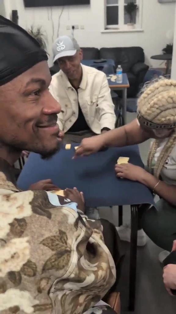 想找到巴特勒很簡(jiǎn)單，因?yàn)樗辉诨@球場(chǎng)，就在棋牌室